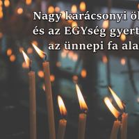 Nagy karácsonyi ölelés és az EGYség gyertyája az ünnepi fa alatt